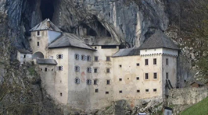 Escapadas- este castillo medieval estaacute en Europa y se esconde entre cuevas