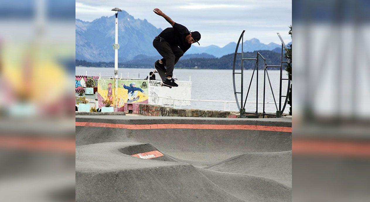 Vuela Sandro Moral la estrella del team en el skatepark de Bariloche ubicado al lado del Nahuel Huapi Crédito- Diego San Martín