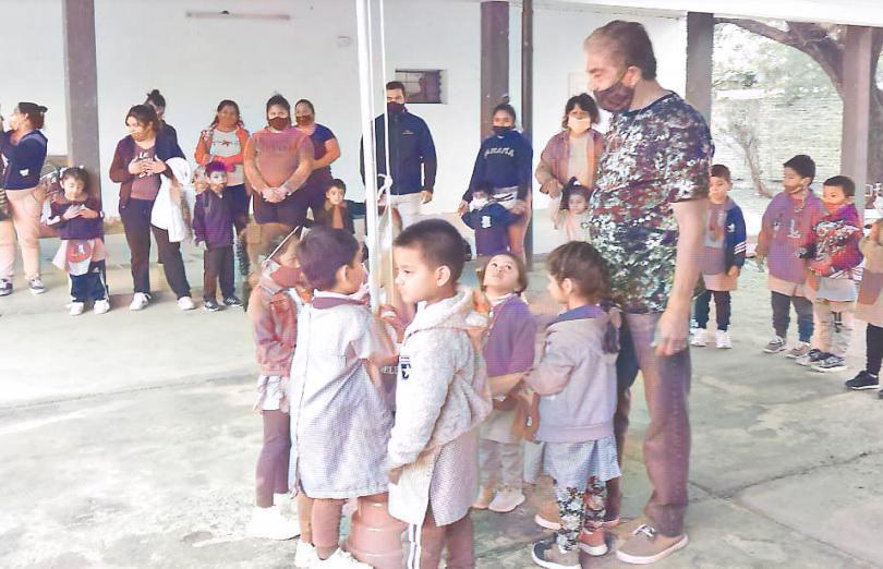 Exsoldado recorre las escuelas difundiendo la gesta patrioacutetica