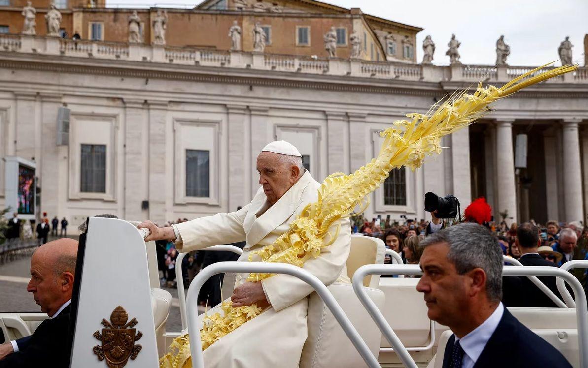 Luego de tres diacuteas internado el papa Francisco celebroacute la misa del Domingo de Ramos en la plaza San Pedro
