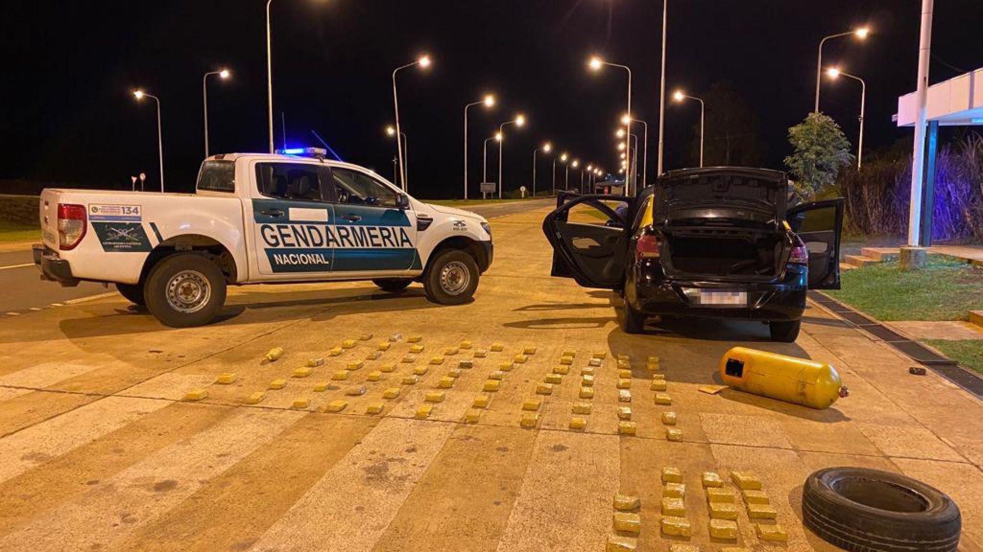 Gendarmeriacutea halloacute paquetes de droga ocultos en los lugares maacutes insoacutelitos de un taxi