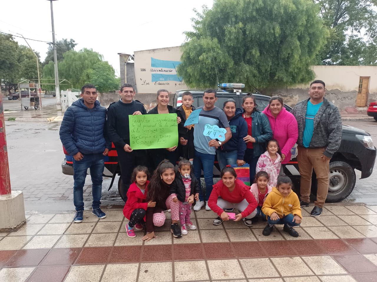 Felicidad en Nueva Esperanza- policiacuteas hicieron realidad el suentildeo de un nene que cumplioacute 4 antildeitos