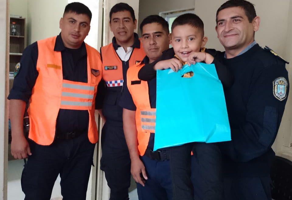 Felicidad en Nueva Esperanza- policiacuteas hicieron realidad el suentildeo de un nene que cumplioacute 4 antildeitos