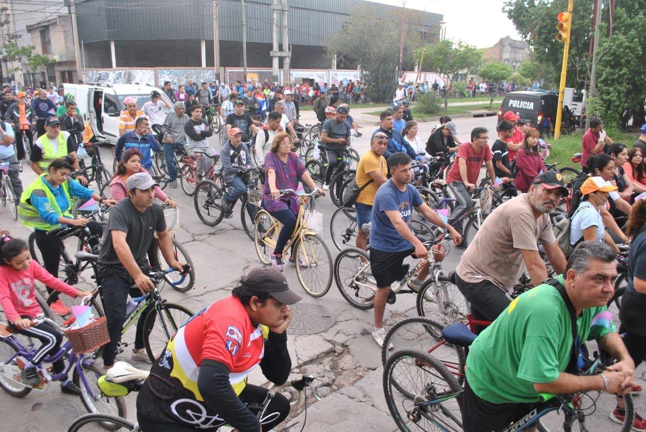 Miles de fieles participan en una nueva edicioacuten del tradicional Viacutea Crucis en Bicicleta y Moto