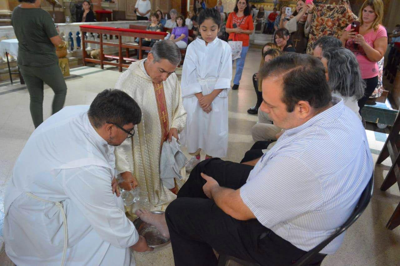 FOTOS  Celebran el Jueves Santo con el tradicional lavado de pies en la iglesia Catedral