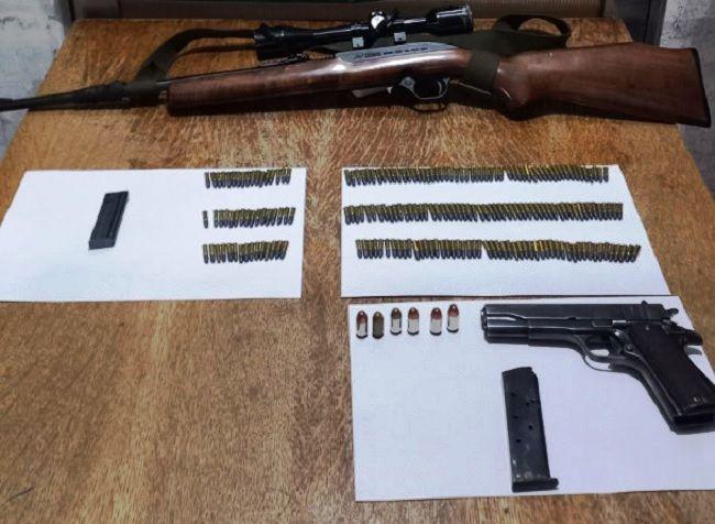 Detienen a un hombre que transportaba una pistola y una carabina con maacutes de 200 balas