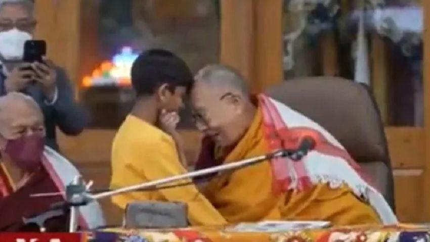 VIDEO- Poleacutemicas imaacutegenes del Dalai Lama besando en la boca a un nintildeo