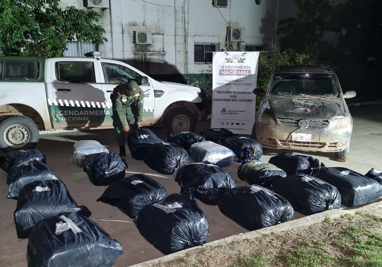 Interceptan una camioneta con maacutes de 20 paquetes con 400 kilos de hojas de coca