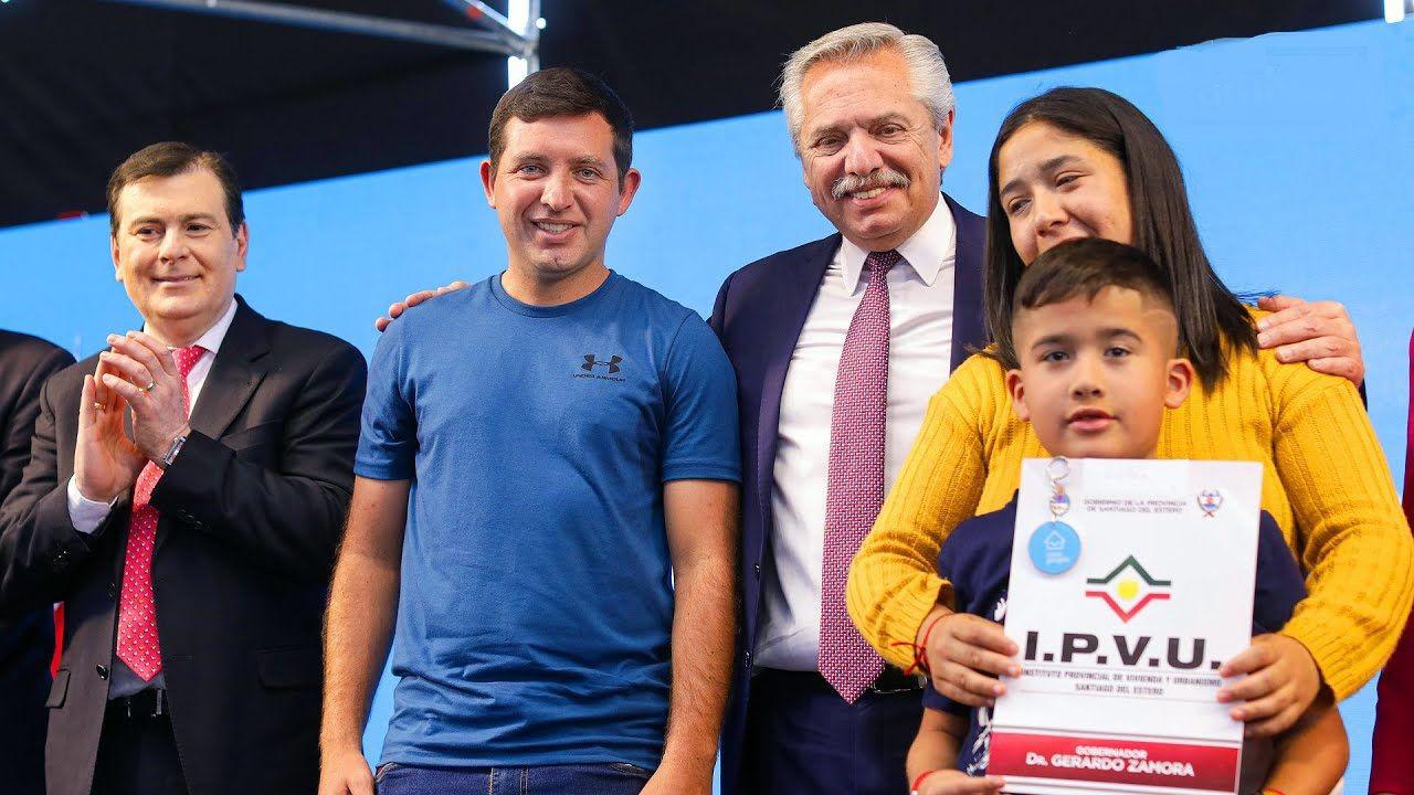 Alberto Fernaacutendez llega a Santiago para inaugurar el barrio Mama Antula II