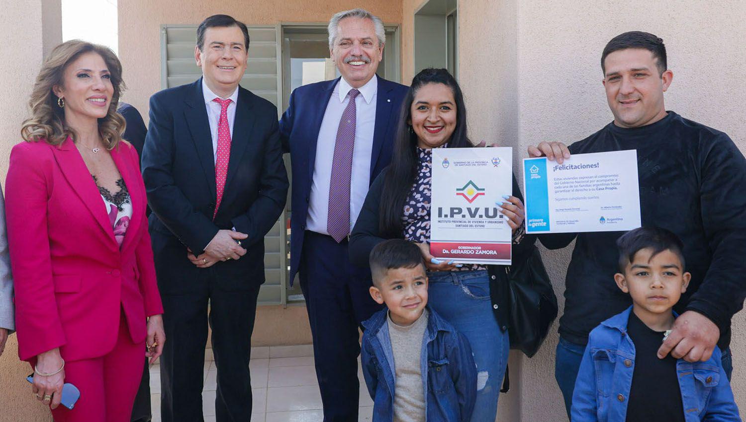 Alberto junto a Zamora entregaraacute hoy la casa 100 mil de su gestioacuten