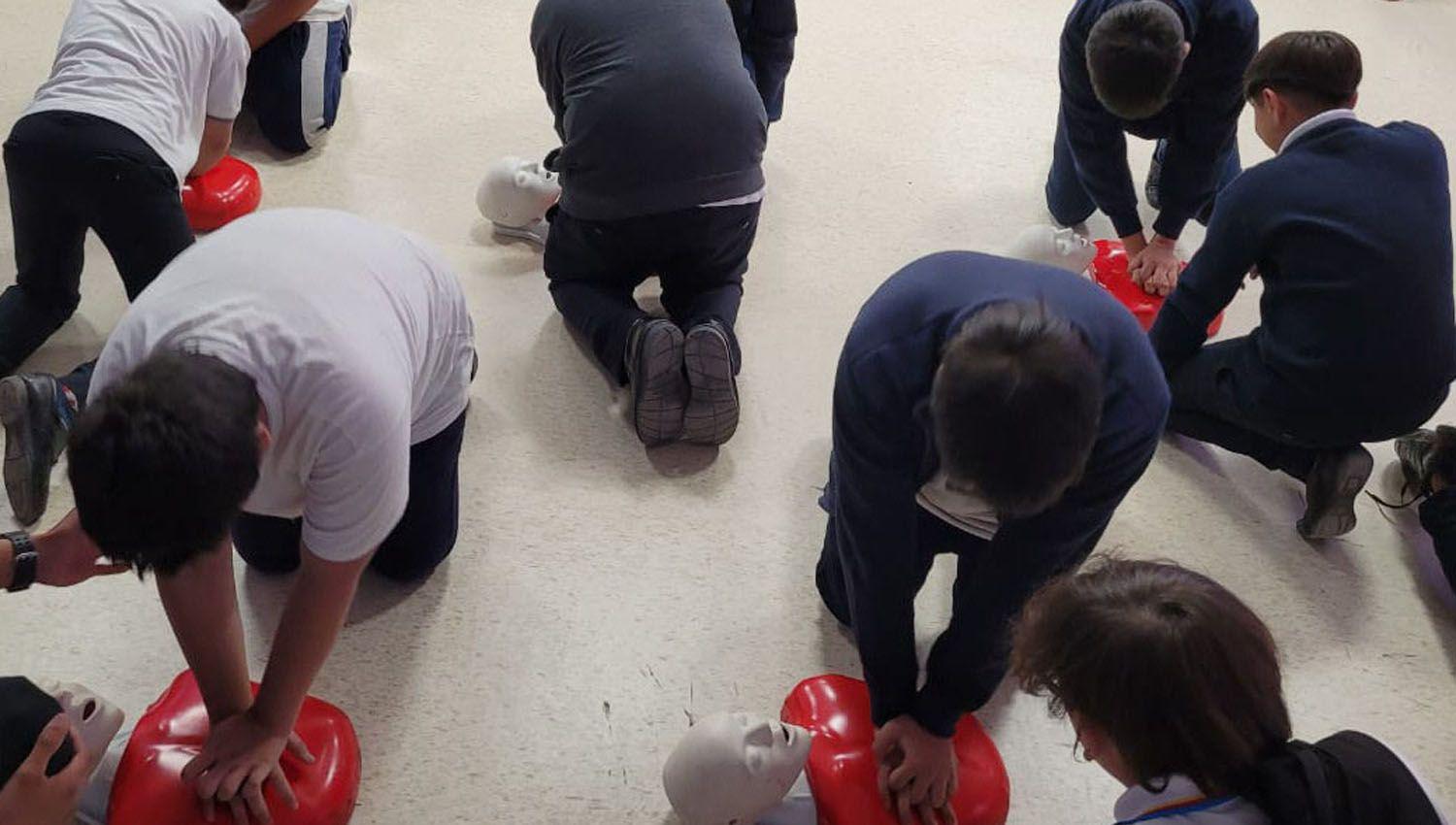 Capacitaron en RCP y atragantamiento a alumnos santiaguentildeos