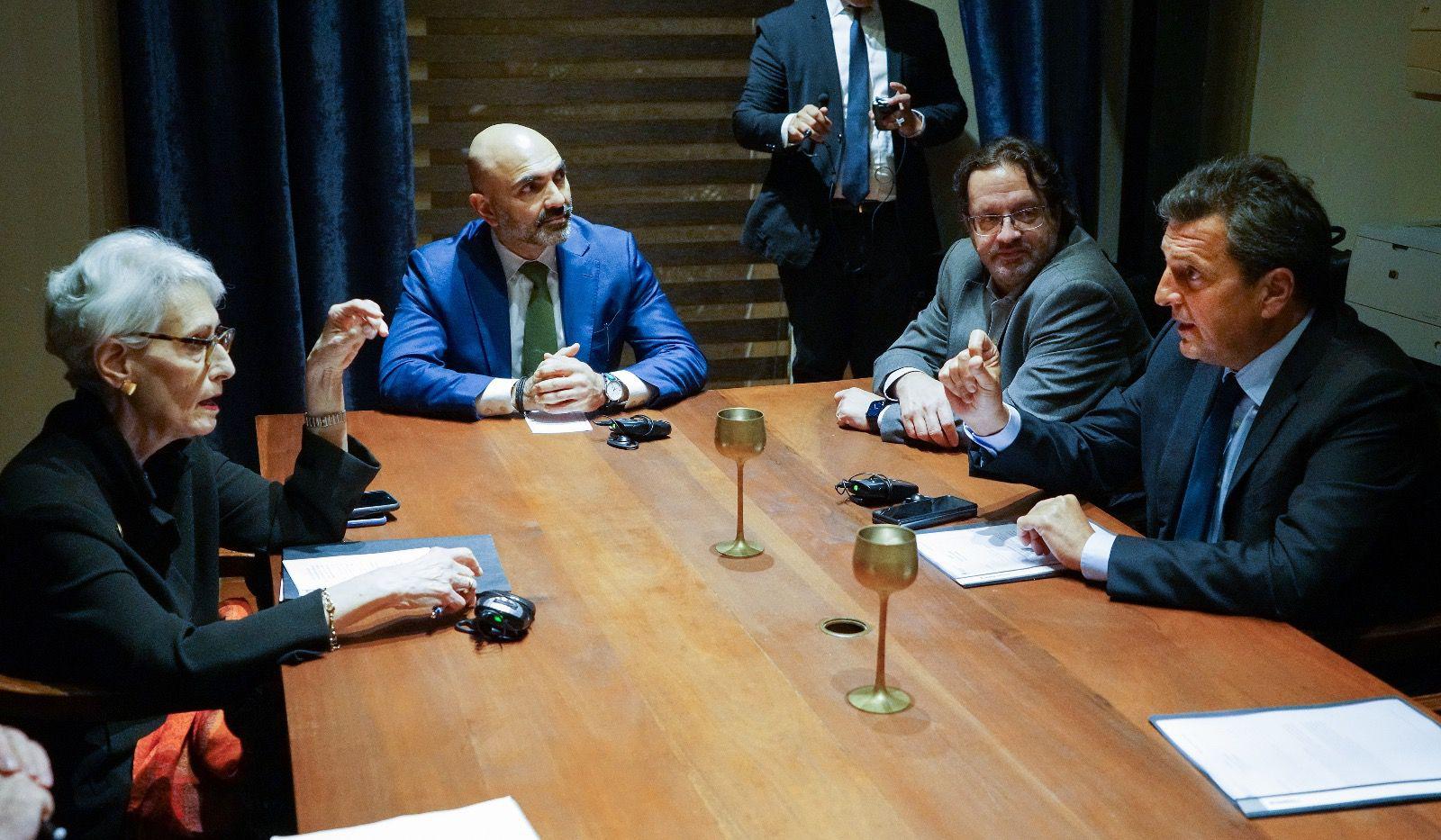 Massa se reunioacute con Wendy Sherman enlace de Biden para la Argentina