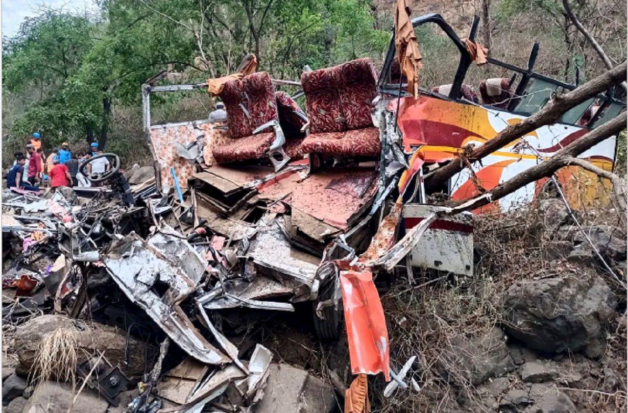 Al menos 13 personas murieron entre ellas tres menores al precipitarse un oacutemnibus en India