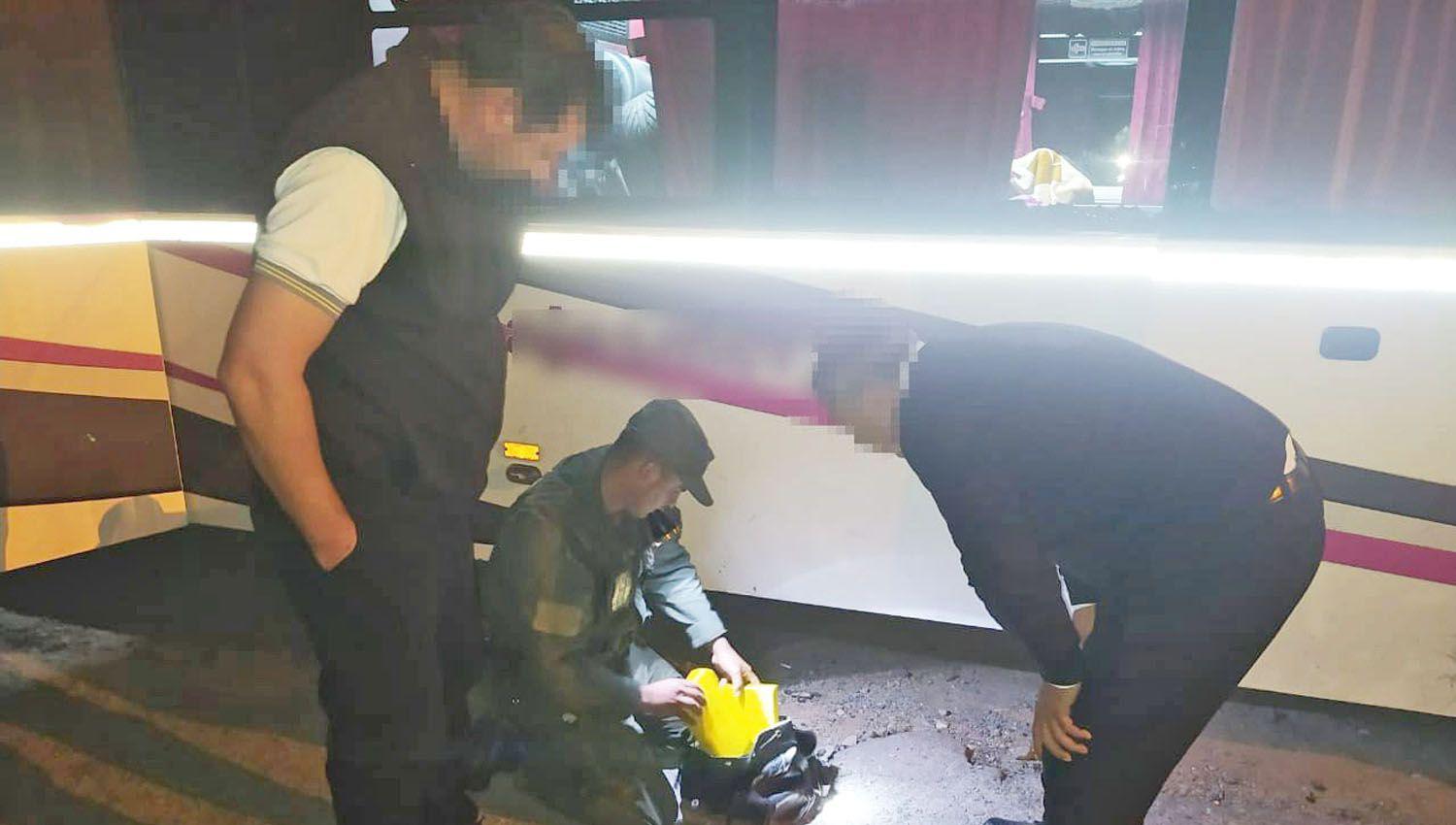 Detienen a un pasajero que camuflaba en su equipaje cerca de 58 kilogramos de cocaiacutena