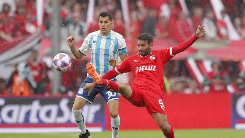 Independiente empatoacute con Racing en el debut de Zielinski y en un claacutesico de Avellaneda con poleacutemica