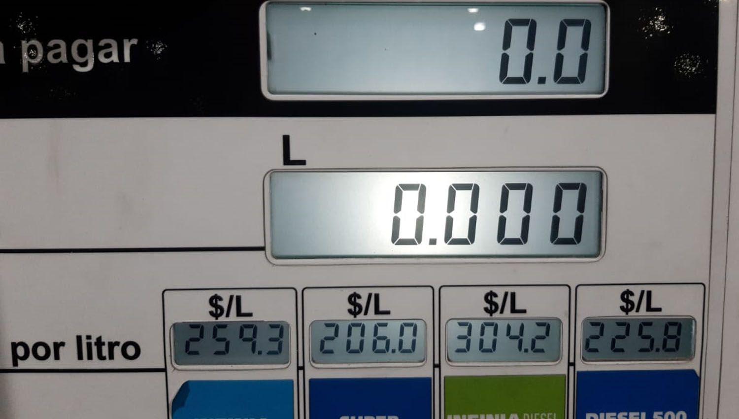 YPF aplicoacute una suba del 6-en-porciento- en todos sus combustibles- estos son los nuevos precios