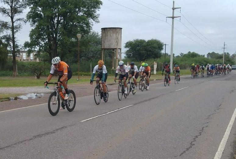 CALIDAD Los pedalistas brindaron un muy buen espect�culo en la competencia de ruta que se desarrolló en el sudeste santiagueño