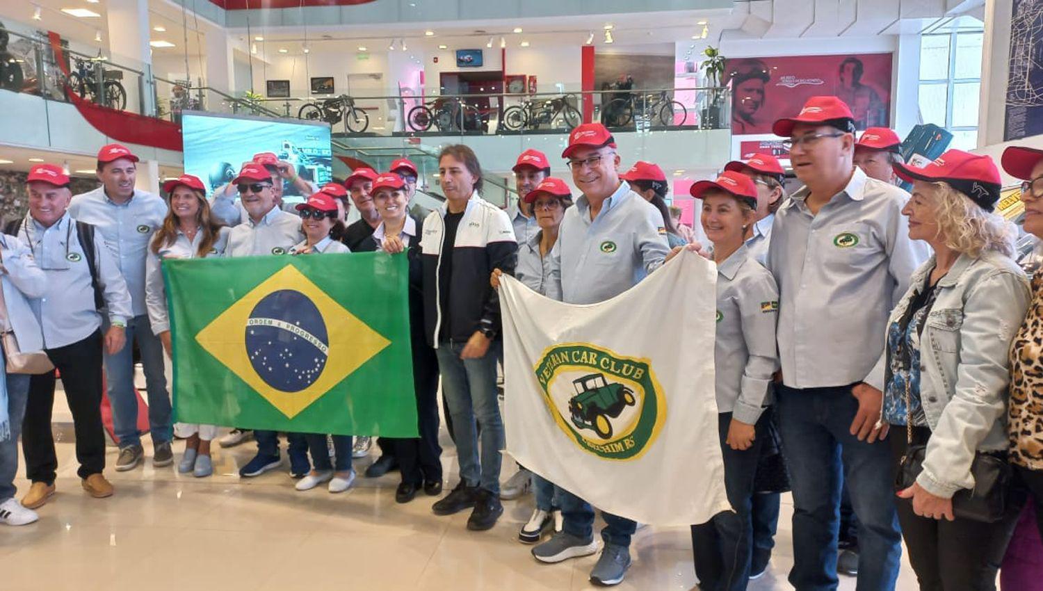 Turistas brasilentildeos maravillados por el Museo del Automoacutevil