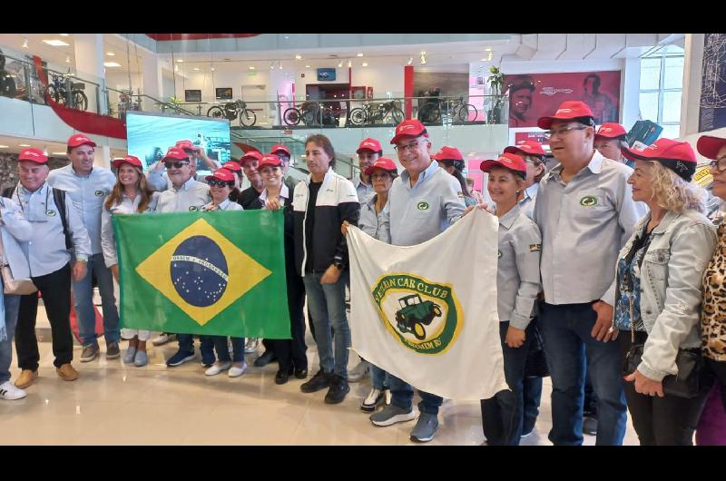 Turistas brasilentildeos maravillados por el Museo del Automoacutevil