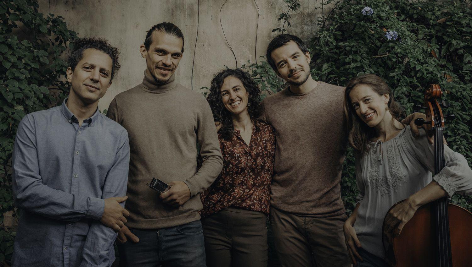 Vuela Chiringa muacutesica argentina y latinoamericana de raiacutez folkloacuterica en un formato de sonoridad camariacutestica