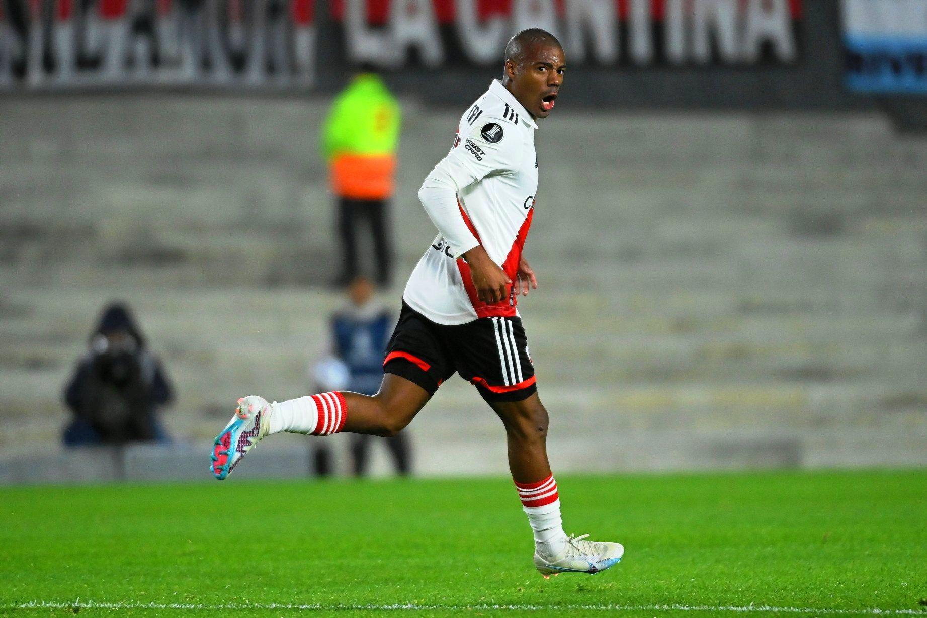 Con uno menos River se hizo gigante y derrotoacute a Sporting Cristal en el Monumental