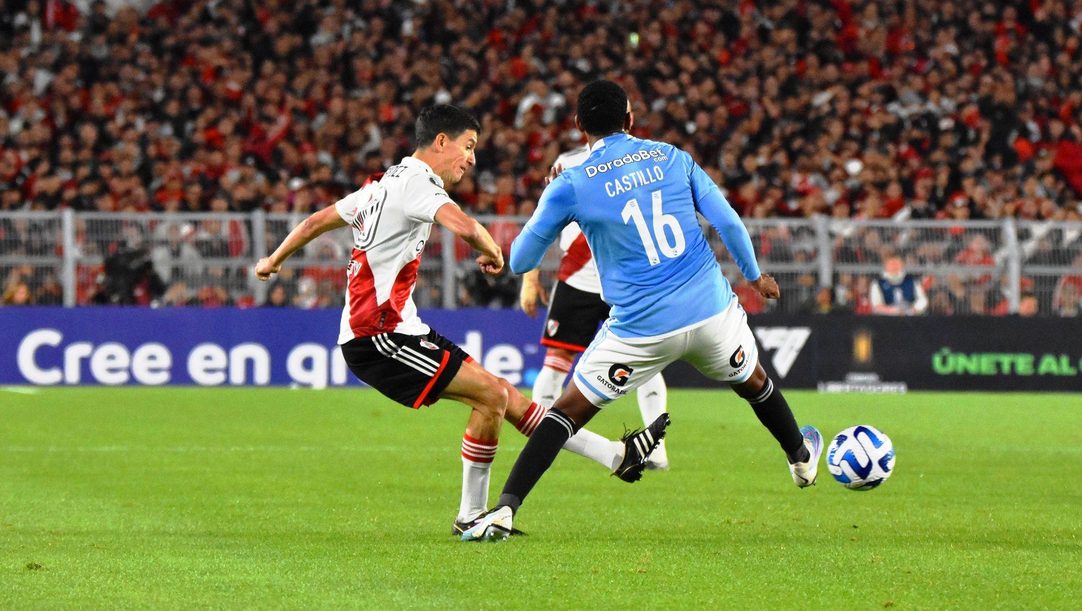 Con uno menos River se hizo gigante y derrotoacute a Sporting Cristal en el Monumental