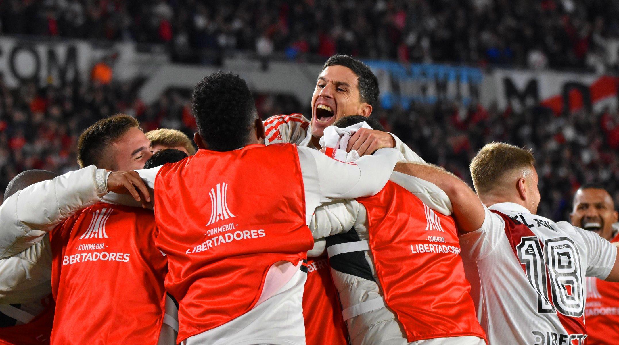 Con uno menos River se hizo gigante y derrotoacute a Sporting Cristal en el Monumental