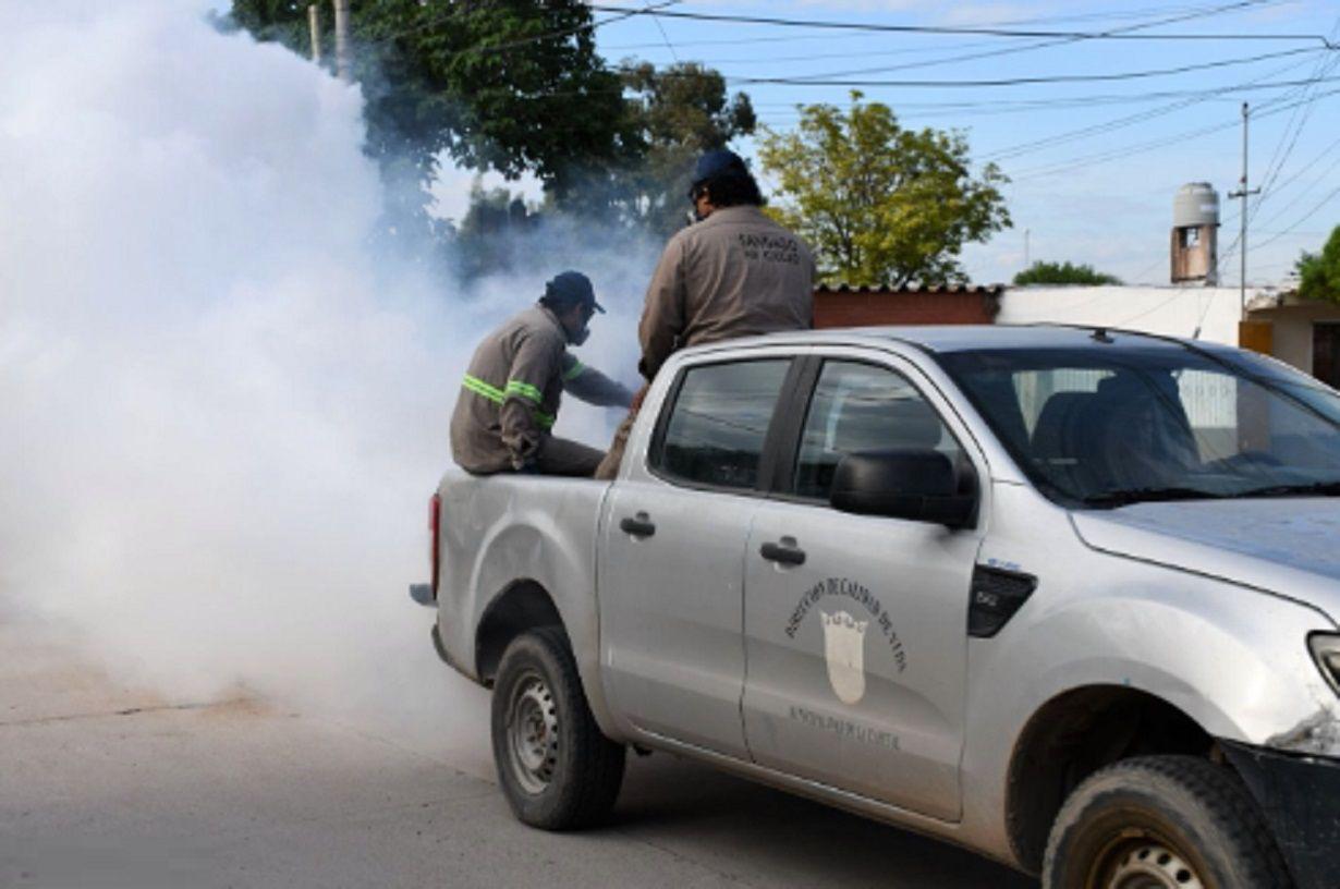 Continuacutean los trabajos de fumigacioacuten en los barrios de la ciudad Capital