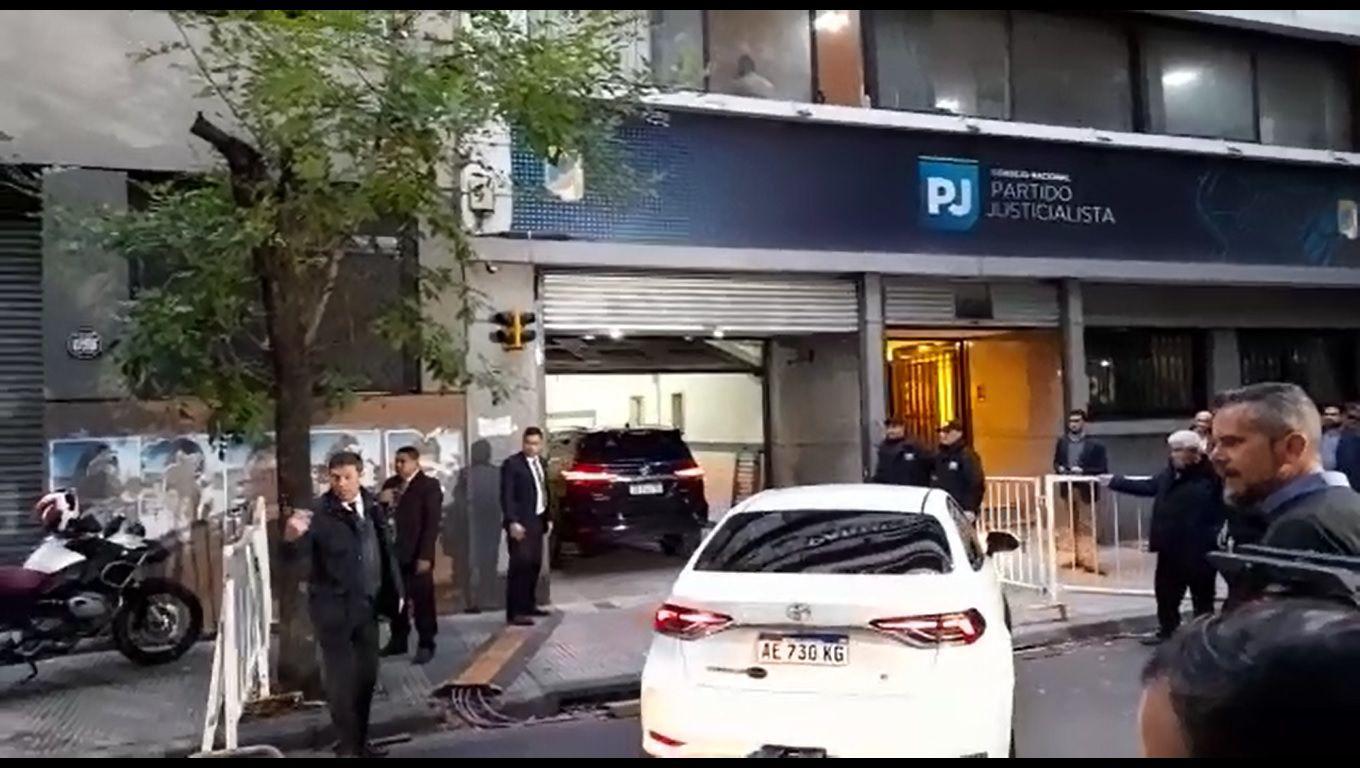 VIDEO  Asiacute ingresaba Alberto Fernaacutendez a la sede histoacuterica del PJ