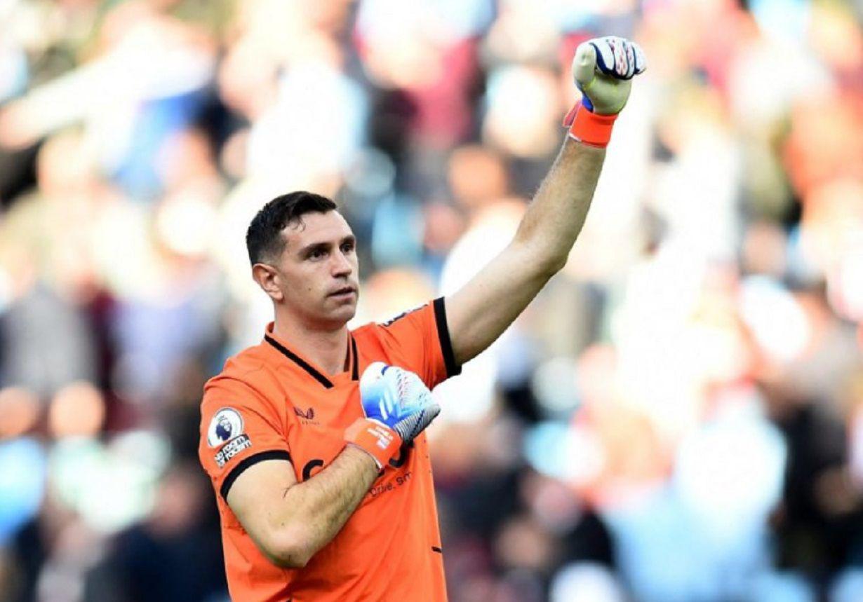 VIDEO Dibu Martiacutenez sintioacute una molestia en pleno partido del Aston Villa y tuvo que ser reemplazado