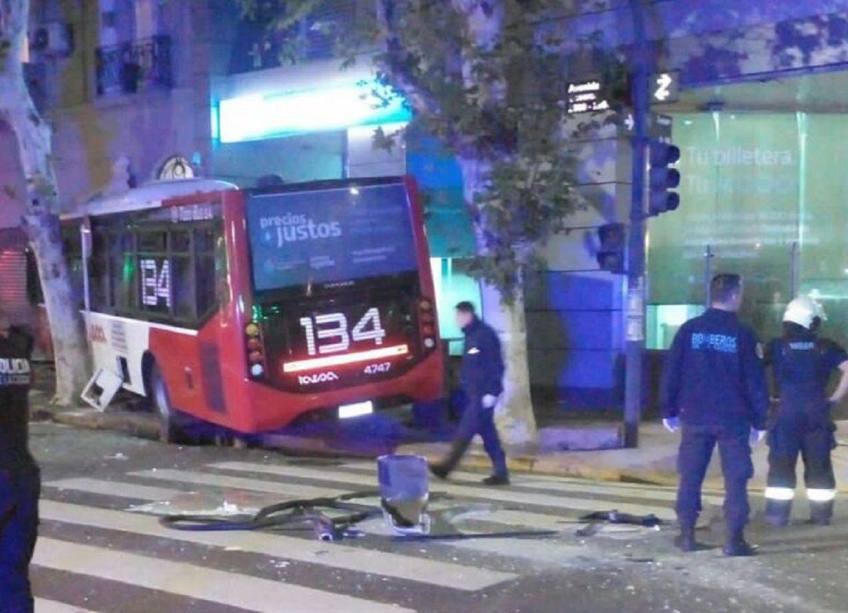 Al menos 16 heridos en un choque de colectivos- pasajeros y vecinos quisieron agredir a uno de los choferes