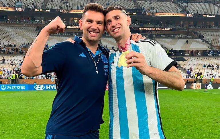 Susto para el hermano del Dibu Martiacutenez- se incendioacute su auto en medio de una competencia