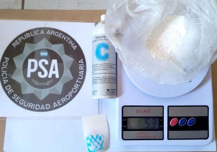 La Policiacutea Aeroportuaria desbaratoacute una organizacioacuten que traficaba droga en encomiendas