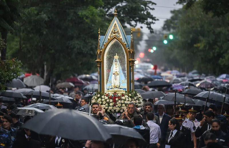 La lluvia le dio otro sentido a la procesioacuten de la Virgen del Valle en Catamarca