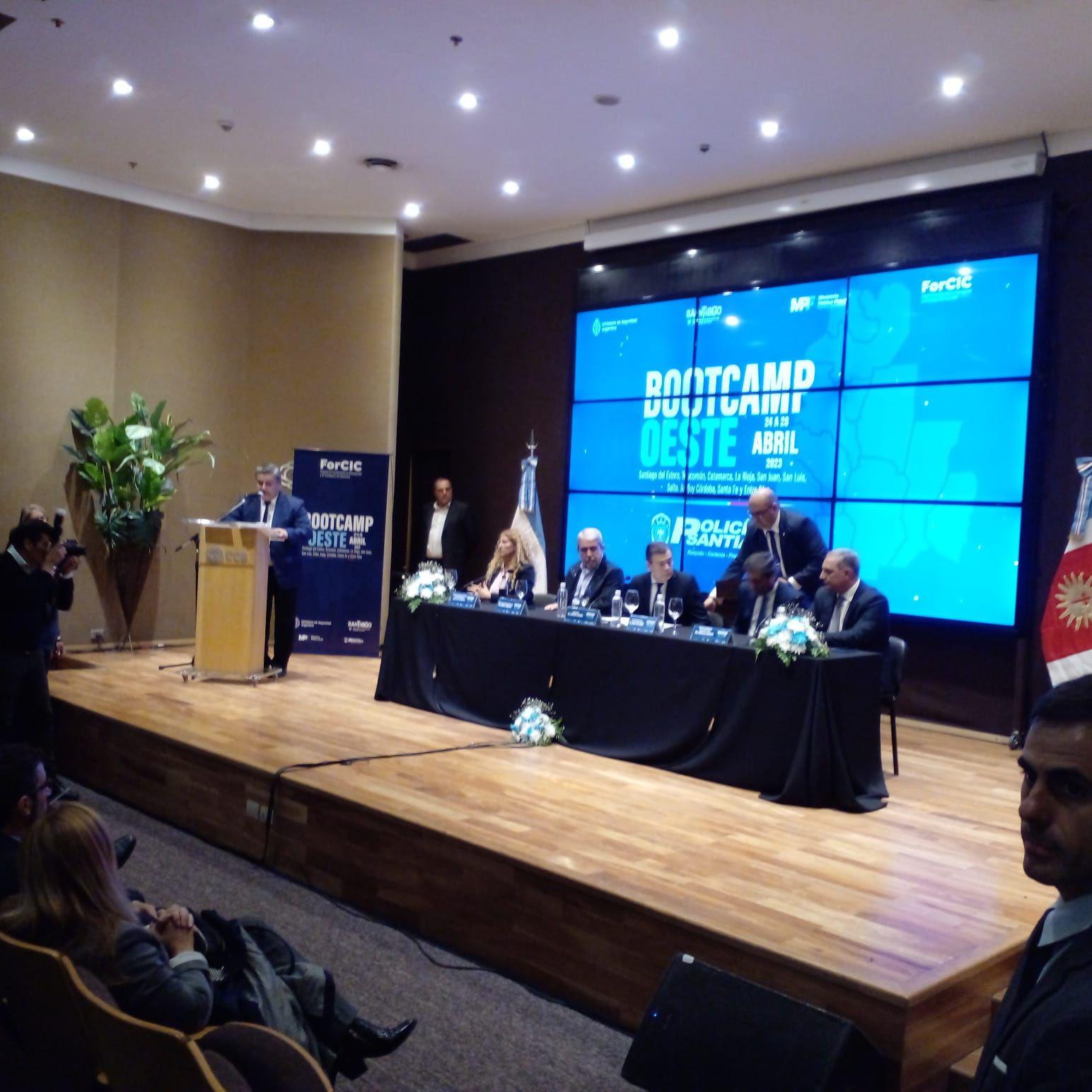 Aniacutebal Fernaacutendez en el CCB- ldquoSe ve a Santiago cada vez maacutes lindardquo