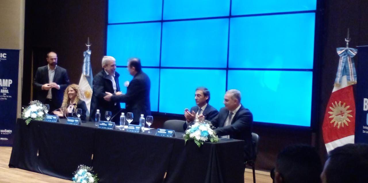 Aniacutebal Fernaacutendez en el CCB- ldquoSe ve a Santiago cada vez maacutes lindardquo