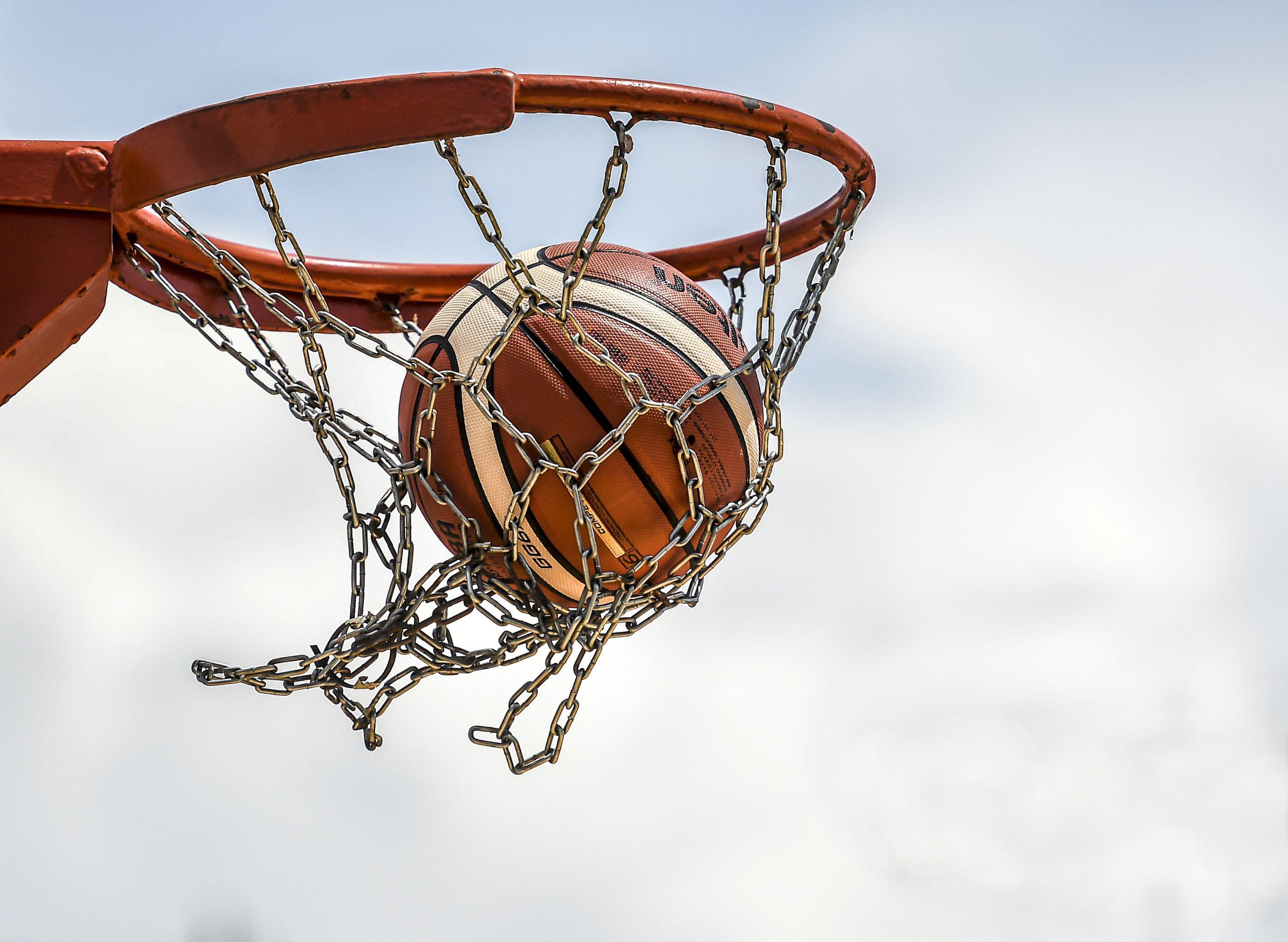 iquestHasta doacutende llega la crisis del baacutesquet argentino