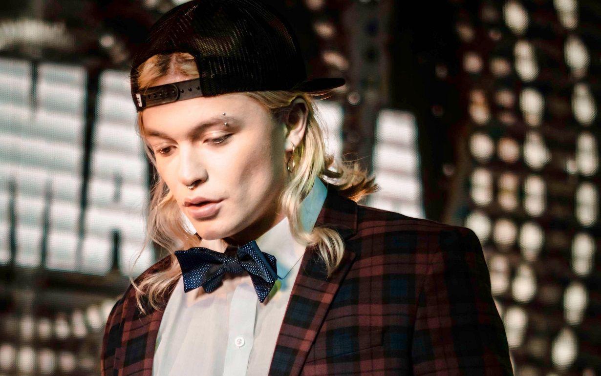 Mayppel muacutesico colombiano presentoacute una cancioacuten con la que homenajea al rock en espantildeol