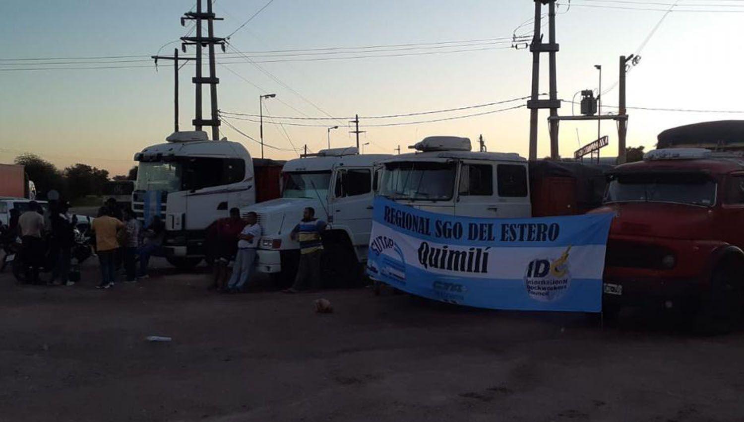 Sin acuerdo con productores y acopiadores transportistas seguiraacuten cortando rutas en Santiago