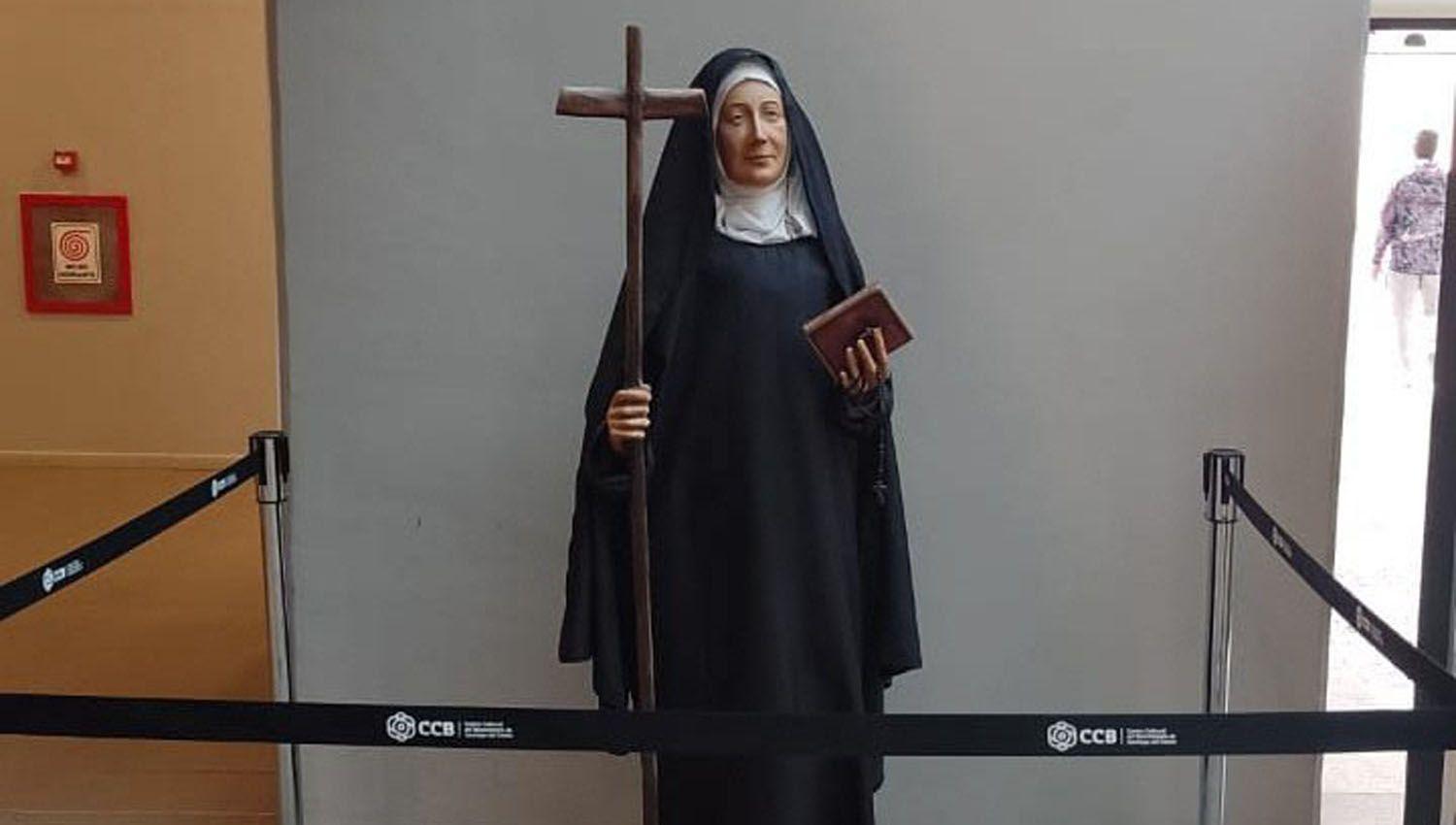 En el CCB instalan una escultura tamantildeo real de la Beata santiaguentildea