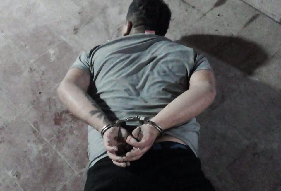 PRESO La policía se trasladó hasta la escuela y puso tras las rejas al acusado quien se encontraba alcoholizado 