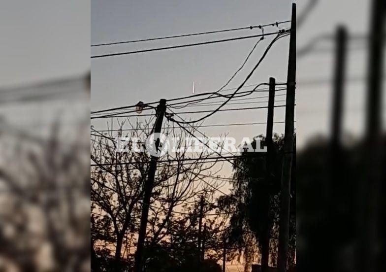 VIDEO  Vecinos del barrio Siglo XIX captaron un extrantildeo objeto en el cielo