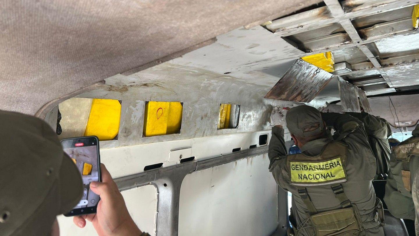 Gendarmeriacutea halloacute casi 150 kilos de cocaiacutena ocultos en el falso techo de una camioneta