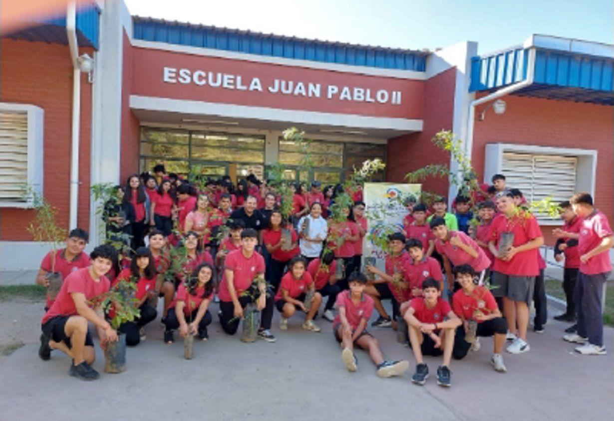 Plantando Futuro visitoacute la comunidad del Colegio  Juan Pablo II