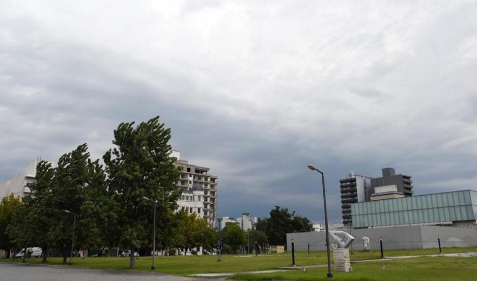 Se anuncia un diacutea caluroso con mucho viento y lluvias para la noche en Santiago