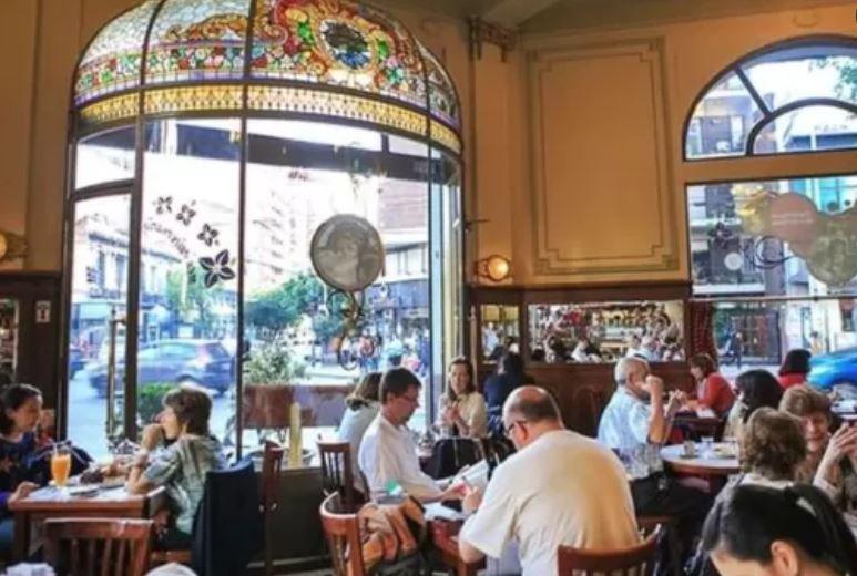 Los 4 cafeacutes notables de Buenos Aires- tienen casi 100 antildeos y sus salones deslumbran