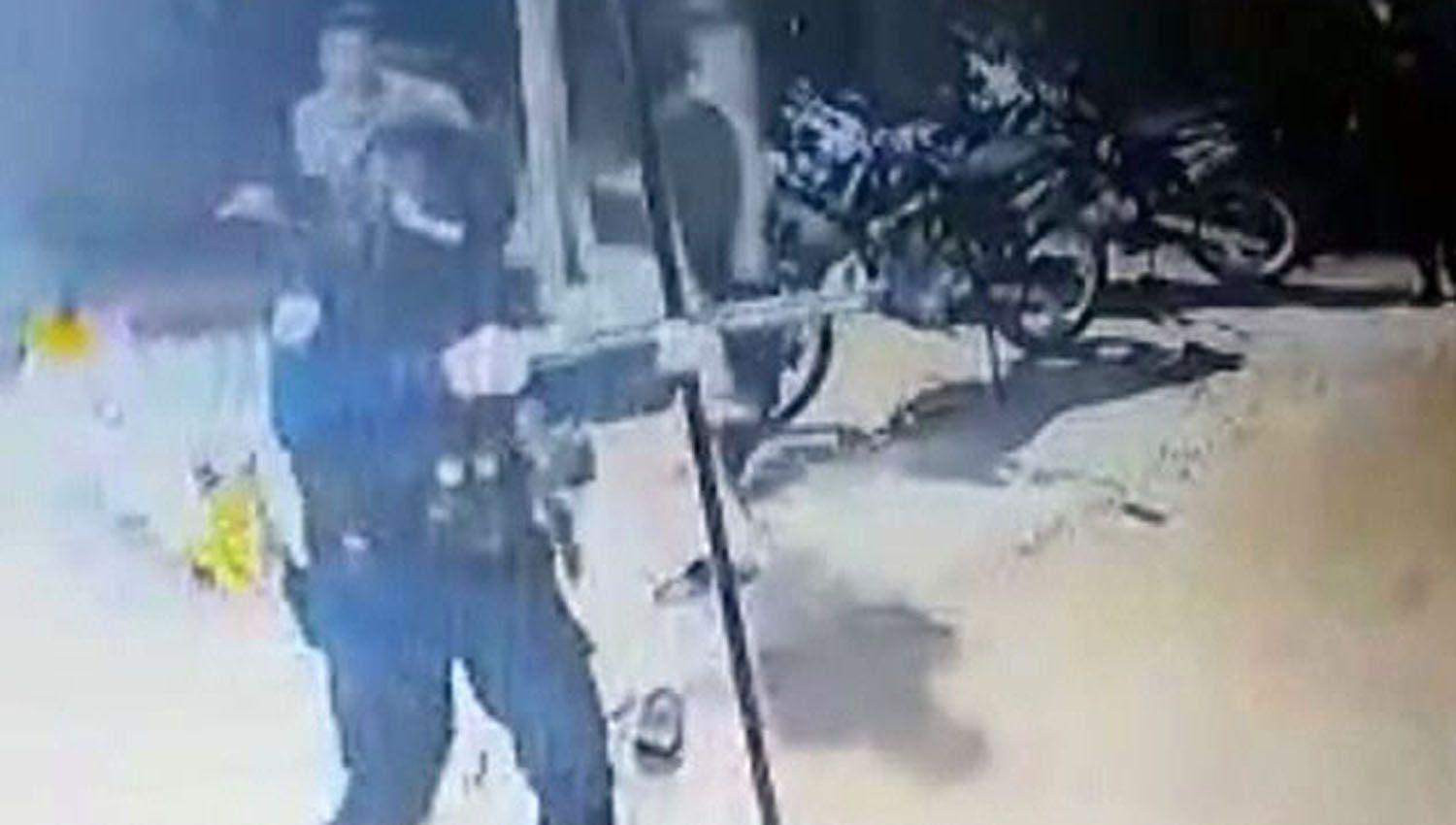 Difunden un video del enfrentamiento en el que un comerciante perdioacute un ojo por una bala de goma