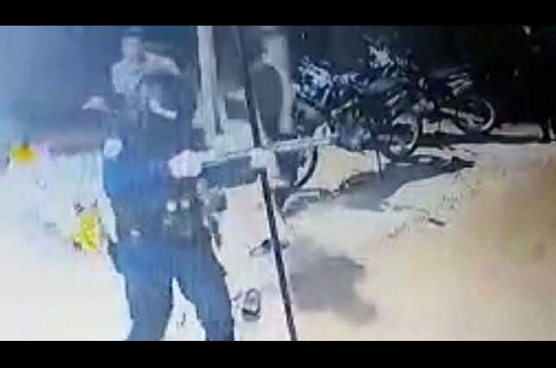 Difunden un video del enfrentamiento en el que un comerciante perdioacute un ojo por una bala de goma