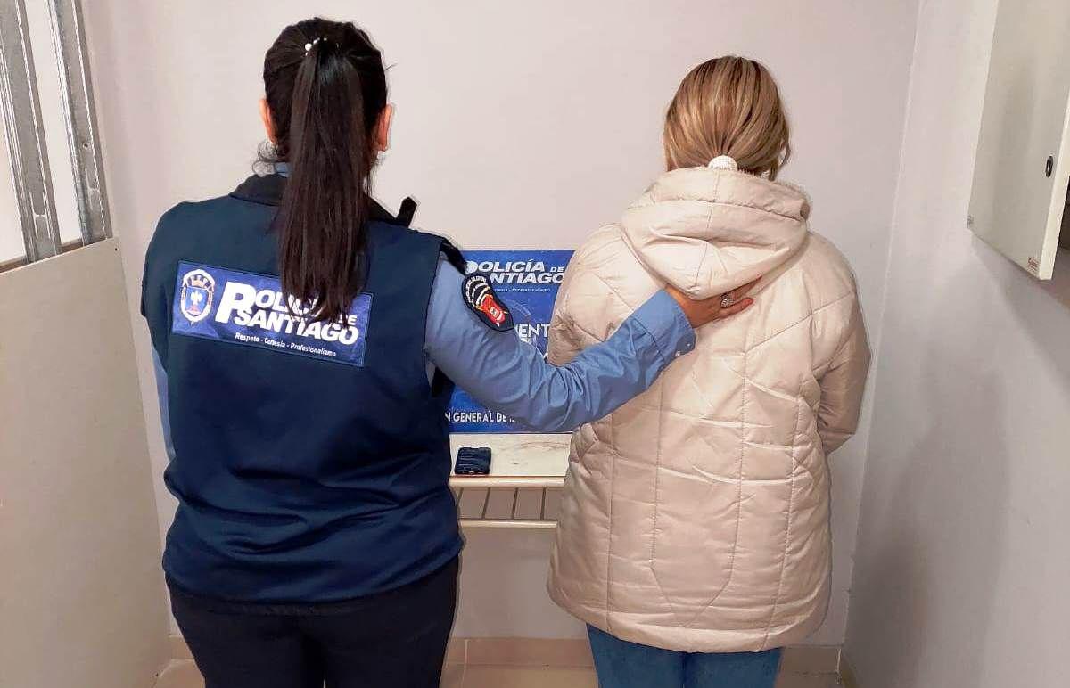 Cayoacute en el Tarapaya una mujer sentildealada como estafadora- vendiacutea terrenos con duentildeo