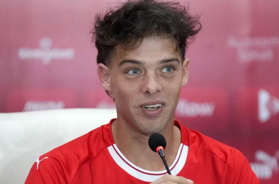 Santi Maratea se aprieta los dedos con la puerta